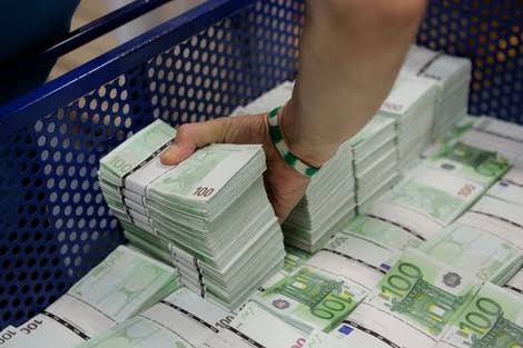 تراجع سعر اليورو أمام الجنيه المصري اليوم الإثنين في البنوك المحلية Images-2022-12-19T112505.243